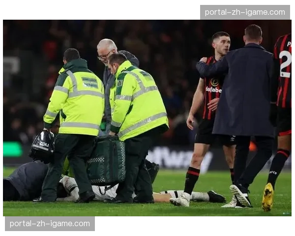 特写：终场哨后，卢顿主帅与每一位球员拥抱，尽管球队已然降级