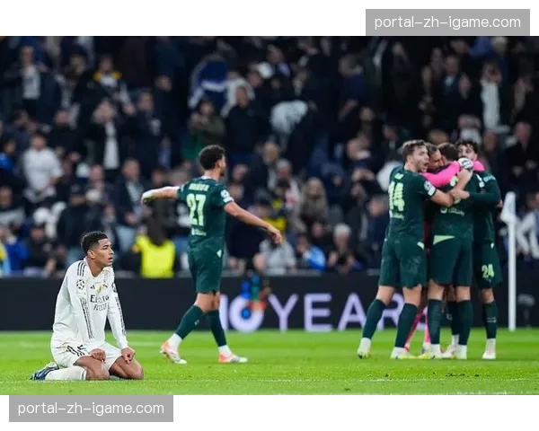 特写镜头：贝林厄姆进球后，向伯纳乌南看台做出标志性庆祝动作