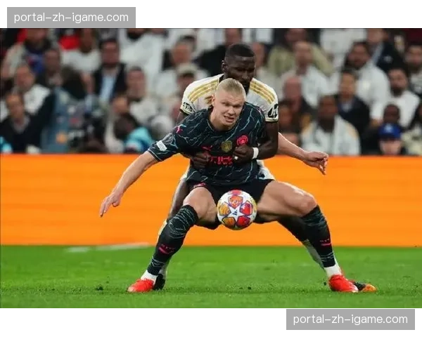 特写镜头：哈兰德与吕迪格缠斗整场，两人赛后交换球衣