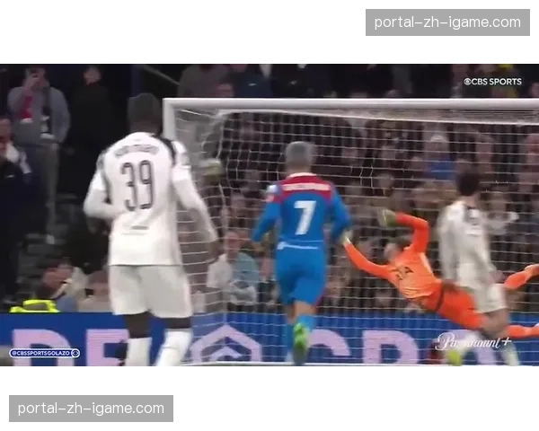 点球！VAR介入判定手球，哈维-西蒙斯主罚命中为莱比锡扳平